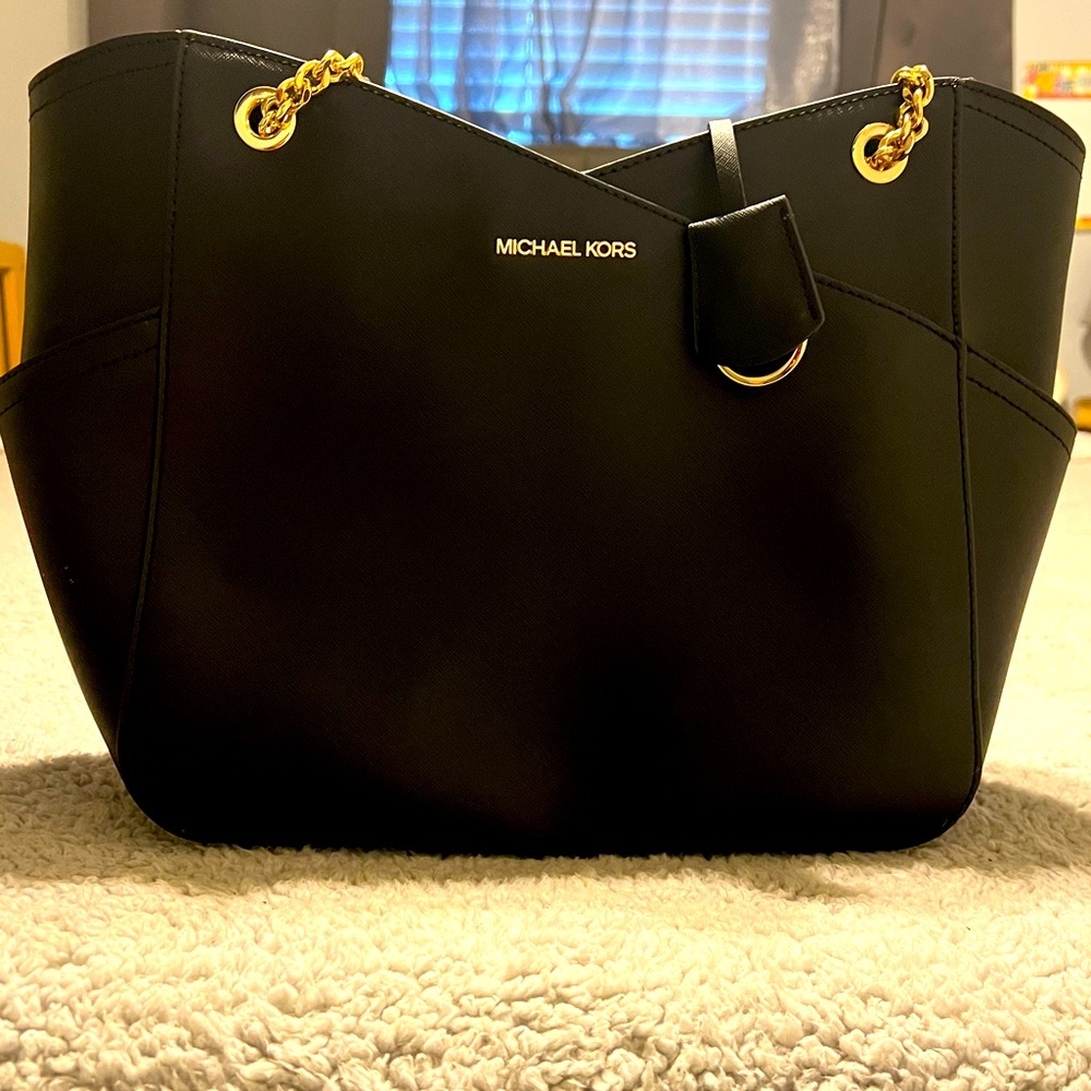 Selling this beautiful Michael Kors Jet Set purse bought but never used